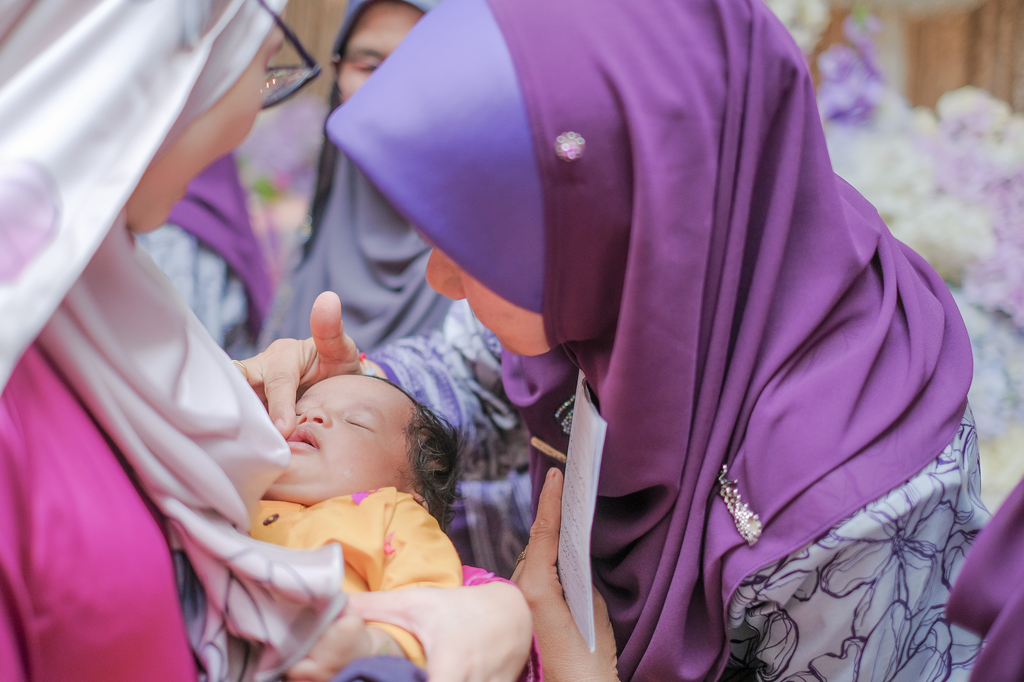 Rubbing dates on a baby's palate